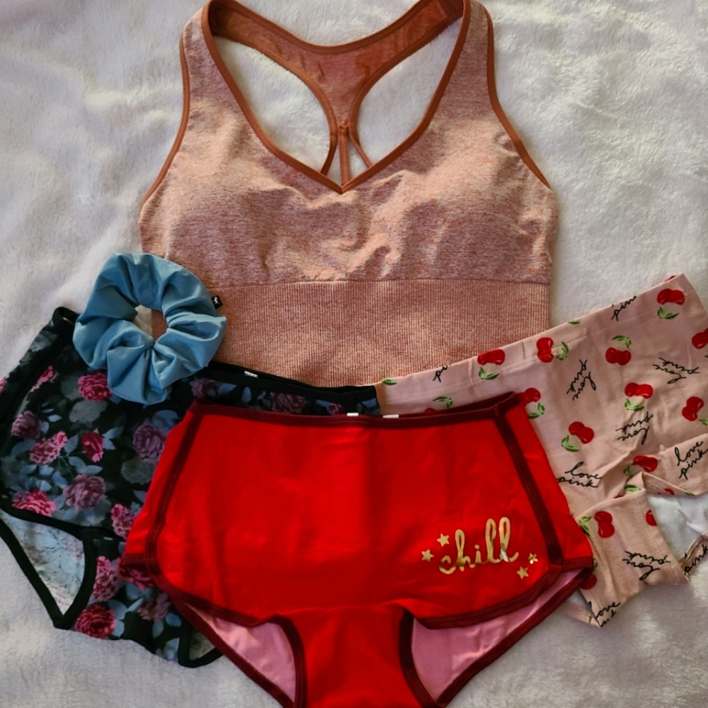 ●SOLD●Vs PINK Sports Bra, Panties, Scrunchy!💗